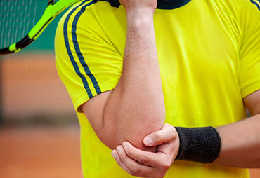 tennis player in pain from elbow injury